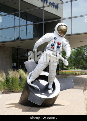 Juni 30, 2019 - Grand Rapids, Michigan, USA, eine Skulptur zum Gedenken an die US-Raumfahrtprogramm an der Vorderseite des Gerald R. Ford Presidential Library und Museum in Grand Rapids, Michigan am Sonntag, 30. Juni 2019 gestellt. Die Statue von Präsident Ford beantragt, ist die Arbeit von Judson Nelson von New York und schildert eine schwerelose Astronauten verlassen ein Raumschiff (Credit Bild: © Ron Sachs/CNP über ZUMA Draht) Stockfoto