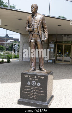 Juni 30, 2019 - Grand Rapids, Michigan, USA - Statue des 38. Präsident der Vereinigten Staaten Gerald R. Ford, vor der Gerald R. Ford Presidential Library und Museum in Grand Rapids, Michigan am Sonntag, Juni 30, 2019 (Bild: © Ron Sachs/CNP über ZUMA Kabel) Stockfoto