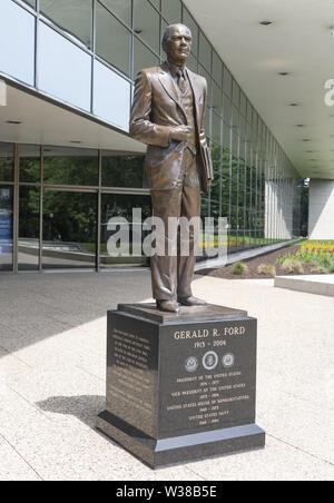 Juni 30, 2019 - Grand Rapids, Michigan, USA - Statue des 38. Präsident der Vereinigten Staaten Gerald R. Ford, vor der Gerald R. Ford Presidential Library und Museum in Grand Rapids, Michigan am Sonntag, Juni 30, 2019 (Bild: © Ron Sachs/CNP über ZUMA Kabel) Stockfoto