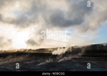 Blick auf das Geothermiegebiet Gunnuhver und das Kraftwerk auf der Halbinsel Reykjanes, Keflavik, Island heiße Quellen in der Nähe des Thermalbades der Blauen Lagune Stockfoto