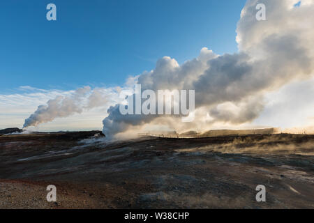 Blick auf das Geothermiegebiet Gunnuhver und das Kraftwerk auf der Halbinsel Reykjanes, Keflavik, Island heiße Quellen in der Nähe des Thermalbades der Blauen Lagune Stockfoto