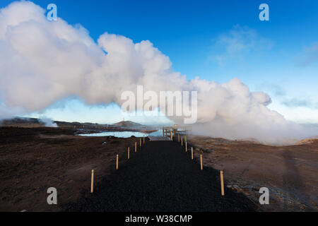 Blick auf das Geothermiegebiet Gunnuhver und das Kraftwerk auf der Halbinsel Reykjanes, Keflavik, Island heiße Quellen in der Nähe des Thermalbades der Blauen Lagune Stockfoto