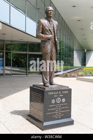 Statue des 38. Präsident der Vereinigten Staaten Gerald R. Ford, vor der Gerald R. Ford Presidential Library und Museum in Grand Rapids, Michigan am Sonntag, 30. Juni 2019. Kredit eingetragen: Ron Sachs/CNP | Verwendung weltweit Stockfoto