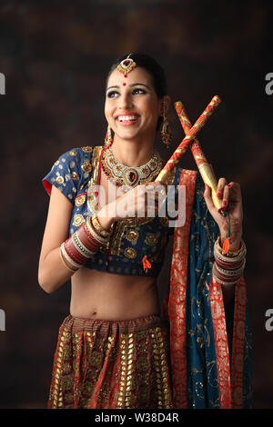 Frau spielt Garba Stockfoto