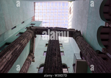 Römische Säulen des Tempels zu Augustus in der Calle Paradis gewidmet. Barcelona, Spanien. Stockfoto