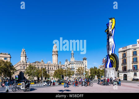 BARCELONA, SPANIEN - November 03, 2018: El Cap de Barcelona, bunte Statue am Meer in Passeig de Colom. Barcelona, Spanien. Stockfoto