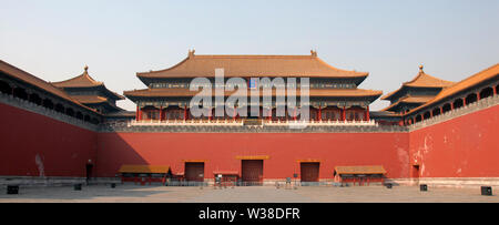 Die Verbotene Stadt, Beijing, China. Der Eingang zur Verbotenen Stadt hat ein Schild mit der Aufschrift 'Meridian Gate'. Die Verbotene Stadt hat chinesischen Architektur. Stockfoto