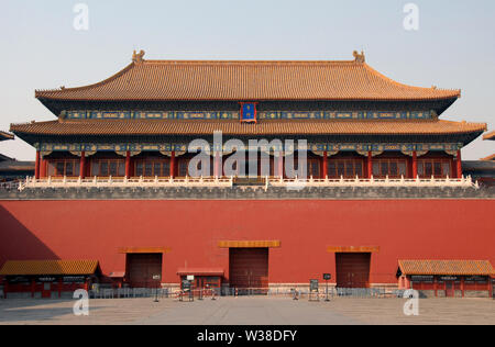 Die Verbotene Stadt, Beijing, China. Der Eingang zur Verbotenen Stadt hat ein Schild mit der Aufschrift 'Meridian Gate'. Die Verbotene Stadt hat chinesischen Architektur. Stockfoto