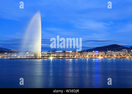 Der Jet d'Eau (Brunnen) und der Stadt Genf in der Abenddämmerung. Die Schweiz. Stockfoto