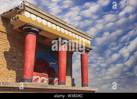 Der Palast von Knossos: Der Eingang Nord der mit wütenden Stier Fresko; es ist die größte bronzezeitliche Ausgrabungsstätte auf Kreta (Griechenland). Stockfoto