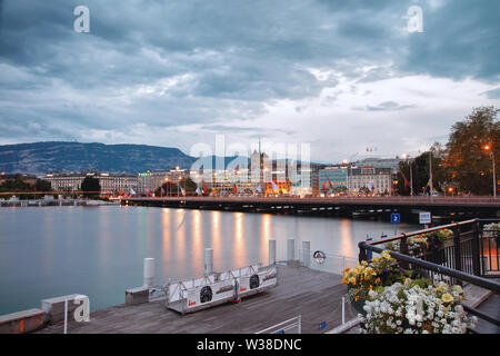 Klassische Ansicht der Innenstadt von Genf und den Mont-Blanc Brücke. St. Peter Kathedrale und Mont Saleve im Hintergrund. Stockfoto