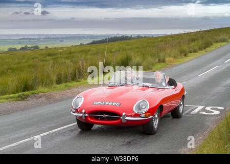 1965 red Jaguar E-Typ an der Lancashire Automobil Club von Küste zu Küste 2019; ab dem Midland Hotel in Morecambe und Dunsley Hall im Sandsend in der Nähe von Whitby dieser Oldtimer von Küste zu Küste Rallye Route überquert die Höhen der fantastischen Landschaft in den Trog von Bowland mit Blick über Morecambe Bay. Die Veranstaltung ist offen für klassische und geschätzten Erbe Autos aller Altersgruppen nehmen die Herausforderung an und eine Strecke mit rund 170 Meilen von den Strassen und Autobahnen des ländlichen England. Stockfoto