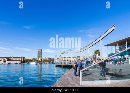 BARCELONA, SPANIEN - November 03, 2018: Rambla del Mar, in der Nähe des Hafens von Barcelona. Spanien. Stockfoto