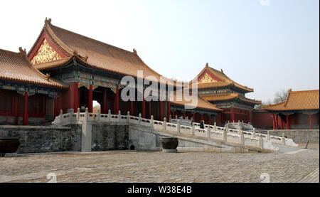 Die Verbotene Stadt, Beijing, China. Ein traditionelles Tor in der Verbotenen Stadt. Die Verbotene Stadt hat der traditionellen chinesischen Architektur. UNESCO Peking. Stockfoto