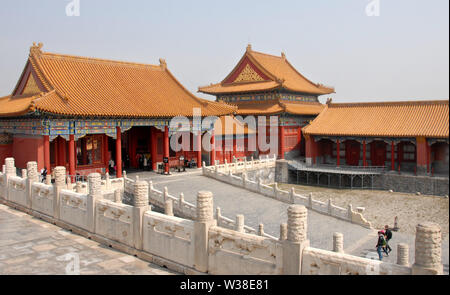 Die Verbotene Stadt, Beijing, China. Ein traditionelles Tor in der Verbotenen Stadt. Die Verbotene Stadt hat der traditionellen chinesischen Architektur. UNESCO, Peking Stockfoto