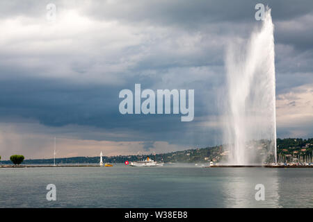 Der steamboat Le Savoie Verlassen der Genfer Hafen. Jet d'Eau (Brunnen) im Hintergrund. Stockfoto