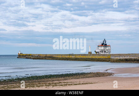 Ostensjo Rederi Norwegain Schiff Edda Sun verlassen Hafen Aberdeen, Schottland, Großbritannien Stockfoto