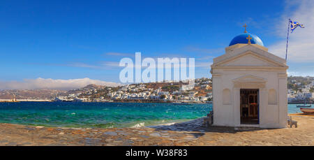 Weiß und Blau gewölbte Agios Nikolaos Kirche in Mykonos, Griechenland, Europa. Panoramablick auf die Altstadt und den Hafen: traditionelles griechisches Dorf. Stockfoto