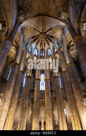 Innenraum der Basilika Santa Maria del Mar in typisch katalanische Gotik. Detail der lichte Apsis mit der Krönung der Jungfrau Maria in der Mitte. Werden Stockfoto