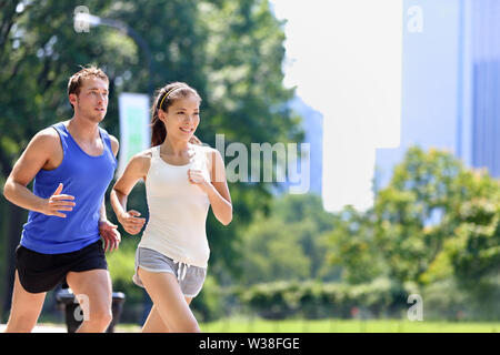 Läufer joggen in New York City der Central Park, USA. Gesundes Paar von New Yorkern Athleten laufen im Sommer Sonne ein cardio übung auf Manhattan, Vereinigten Staaten von Amerika. Stockfoto