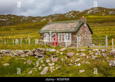 Haus aus Stein mit Reetdach auf Achill Island im County Mayo Irland Stockfoto