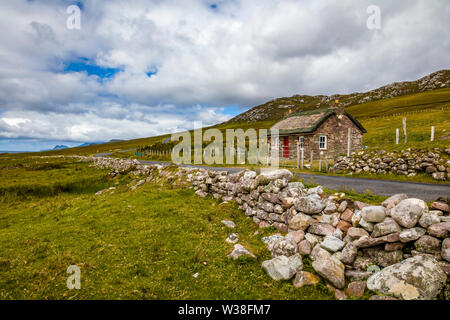 Haus aus Stein mit Reetdach auf Achill Island im County Mayo Irland Stockfoto