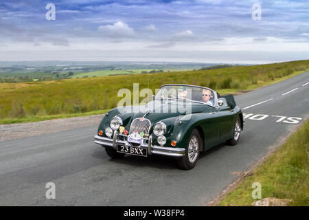 Lancashire Automobil Club von Küste zu Küste 2019; ab dem Midland Hotel in Morecambe und Dunsley Hall im Sandsend in der Nähe von Whitby dieser Oldtimer von Küste zu Küste Rallye Route überquert die Höhen der fantastischen Landschaft in den Trog von Bowland mit Blick über Morecambe Bay. Die Veranstaltung ist offen für klassische und geschätzten Erbe Autos aller Altersgruppen nehmen die Herausforderung an und eine Strecke mit rund 170 Meilen von den Strassen und Autobahnen des ländlichen England. Stockfoto