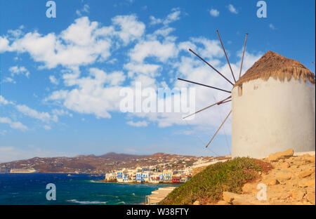 Weiß berühmten Windmühle mit Blick auf Klein Venedig und die Altstadt von Mykonos, Kykladen, Griechenland. Stockfoto