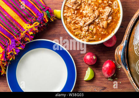 Authentische Mexikanische birria Eintopf, ein traditionelles Essen aus dem Bundesstaat Jalisco, serviert mit Tortillas, Rettich und Kalk. Konzept für mexikanische Restaurants, f Stockfoto