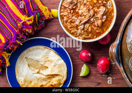 Authentische Mexikanische birria Eintopf, ein traditionelles Essen aus dem Bundesstaat Jalisco. In der Regel mit Ziege oder Rindfleisch. Mit Tortillas, Rettich und Kalk serviert. C Stockfoto