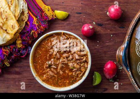 Authentische Mexikanische birria Eintopf, ein traditionelles Essen aus dem Bundesstaat Jalisco. In der Regel mit Ziege oder Rindfleisch. Mit Tortillas, Rettich und Kalk serviert. C Stockfoto