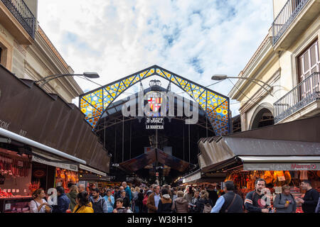 Barcelona, Spanien - 02 November, 2018: La Boqueria, Detail der bunten Haupteingang in die berühmte Stadt Markt in Barcelona. Spanien. Stockfoto