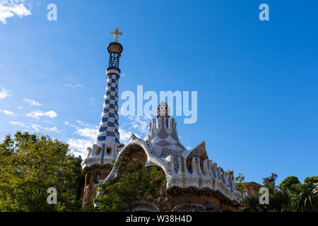 Park Guell, Detail der bunten Dach der Eingang, mit typischen Gaudi Mosaik. Barcelona. Spanien. Stockfoto