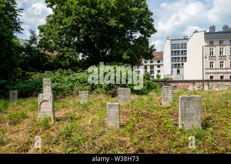 Grabsteine an der Kleinen stillgelegten/Remah Remuh Friedhof in der Szeroka Straße in Kazimierz, dem historischen jüdischen Viertel von Krakau, Polen Stockfoto