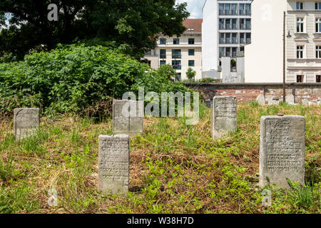 Grabsteine an der Kleinen stillgelegten/Remah Remuh Friedhof in der Szeroka Straße in Kazimierz, dem historischen jüdischen Viertel von Krakau, Polen Stockfoto