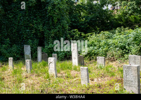 Grabsteine an der Kleinen stillgelegten/Remah Remuh Friedhof in der Szeroka Straße in Kazimierz, dem historischen jüdischen Viertel von Krakau, Polen Stockfoto