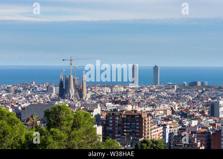 Blick über die Dächer von Barcelona vom Parc Güell entfernt. La Sagrada Familia auf der Seite und das Meer im Hintergrund. Barcelona, Spanien. Stockfoto