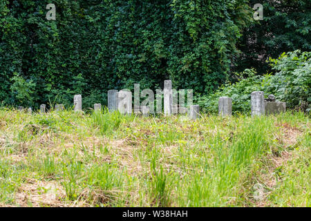 Grabsteine an der Kleinen stillgelegten/Remah Remuh Friedhof in der Szeroka Straße in Kazimierz, dem historischen jüdischen Viertel von Krakau, Polen Stockfoto