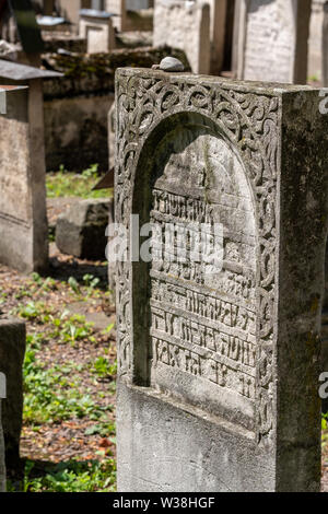 Grabsteine an der Kleinen stillgelegten/Remah Remuh Friedhof in der Szeroka Straße in Kazimierz, dem historischen jüdischen Viertel von Krakau, Polen Stockfoto