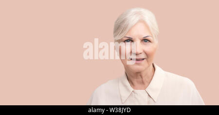 Portrait der älteren Frau mit blonden Haaren. Studio shot mit Kopie Raum Stockfoto
