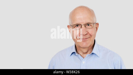 Portrait von älteren Mann mit Brille. Studio shot mit Kopie Raum Stockfoto