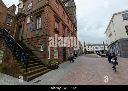 Straßenszene in der High Street Dumfries in Dumfries und Galloway Schottland Großbritannien. Auf der linken Seite ist das historische Gebäude Midsteeple Stockfoto