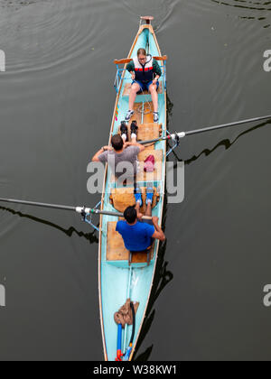 Ansicht von oben von zwei ruderer und ein Cox in einem Cambridge Blau Boot auf dem Fluss Cam Stockfoto