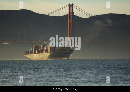 SAN FRANCISCO, California, United States - Jun 25th, 2018: MSC Frachtschiff SILVIA in die Bucht von San Francisco unter der Golden Gate Bridge auf der Stockfoto
