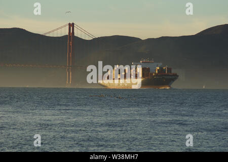SAN FRANCISCO, California, United States - Jun 25th, 2018: MSC Frachtschiff SILVIA in die Bucht von San Francisco unter der Golden Gate Bridge auf der Stockfoto