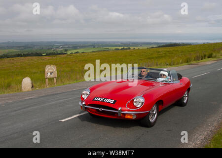 Jaguar „E“-Roadster vom Typ 1969 aus den 60er Jahren in Scorton, Lancashire. UK Wetter 13. Juli 2019. Sonnige Bedingungen, wenn die Rallye von der Küste zur Küste des Lancashire Car Club den Tiefpunkt von Bowland überquert. 74 Oldtimer, Klassiker, Sammlerstücke, historische Fahrzeuge verließen Morecambe und begab sich auf eine Reise quer durch die Landschaft von Lancashire nach Whitby. Eine 170 Meilen lange Wanderung über die hügelige Landschaft im Rahmen der jährlichen Veranstaltung des Classics on Tour Car Club. Stockfoto