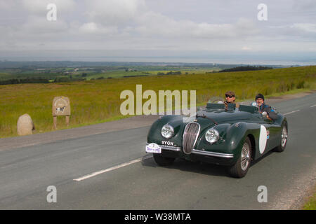 1951 Jaguar XK120 an Scorton, Lancashire. Wetter in Großbritannien, dem 13. Juli, 2019. Sonnigen Bedingungen wie der Lancashire Car Club Rallye von Küste zu Küste durchquert den Trog von Bowland. 74 Oldtimer, Classic, Sammlerstücke, Erbe, historics Fahrzeuge links Morecambe Position für eine Reise über den Grafschaft Lancashire Landschaft zu Whitby. Ein 170 Meile Trek über hügelige Landschaft als Teil der Klassiker auf Tour Car Club jährliches Ereignis. Credit: MediaWorldImages/Alamy leben Nachrichten Stockfoto