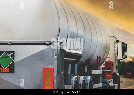 Weiß Tanker Lkw auf der Autobahn M1 UK, großen Lkw schleppen, Lieferung, Kraftstoff, Asphalt, Stockfoto