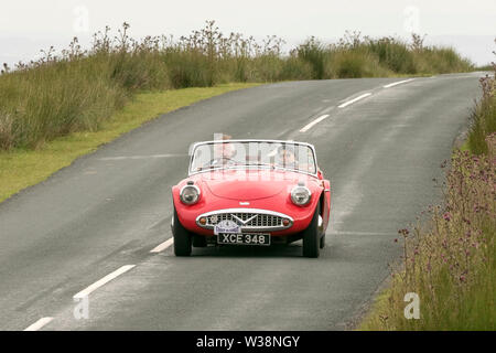 XCE348 Red 1960 2500 cc Daimler SP 250; Lancashire Automobile Club Coast to Coast 2019; Vom Midland Hotel in Morecambe bis zur Dunsley Hall in Sandsend in der Nähe von Whitby führt diese Oldtimer-Rallye-Route von Küste zu Küste durch die Höhen der fantastischen Landschaft im Trog von Bowland mit Blick auf die Morecambe Bay. Die Veranstaltung ist offen für klassische und geschätzte Heritage Autos aller Altersgruppen auf die Herausforderung einer Route entlang etwa 170 Meilen der Nebenstraßen und Autobahnen des ländlichen England. Stockfoto