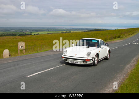 1985 80er Jahre weißes Porsche 911 Sportcoupé beim Lancashire Car Club Rally Coast to Coast überquert den Tiefpunkt von Bowland. 74 Oldtimer, Klassiker, Sammlerstücke, Heritage, historics Fahrzeuge verließen Morecambe auf eine Reise quer durch die Landschaft von Lancashire nach Whitby. Stockfoto